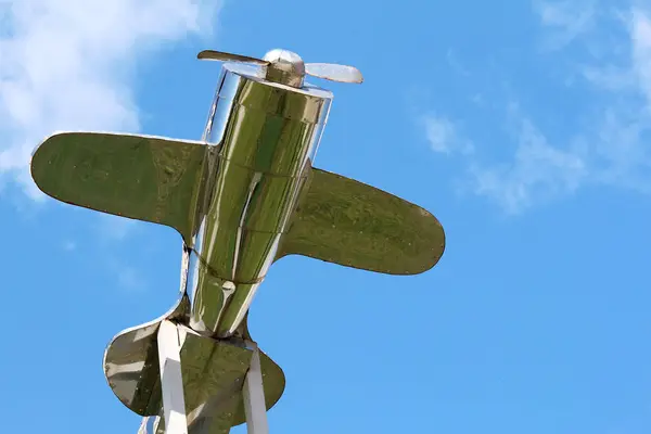 Çatı üstündeki gümüş uçak