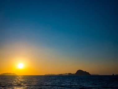 Okyanusun ortasında gün batımında