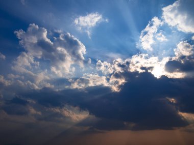 Gökyüzü ve güneş bulut arkasında