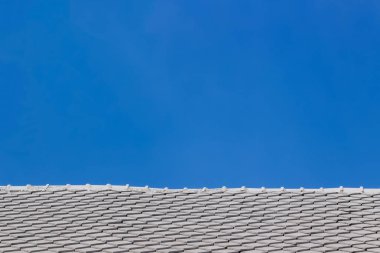 mavi gökyüzü arka plan üzerinde beyaz rooft klasik stili