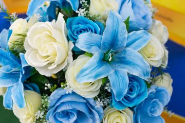 Güzel renkli plastik çiçek buketi