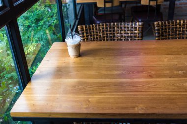 Latte Kahve masada buz