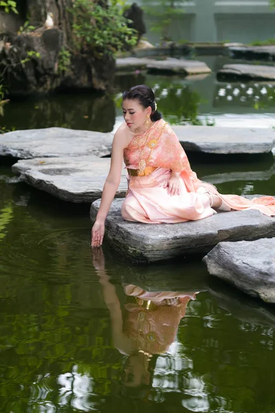 Schöne traditionelle thailändische Kleidung — Stockfoto