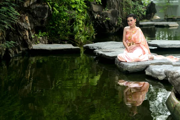 Schöne traditionelle thailändische Kleidung — Stockfoto