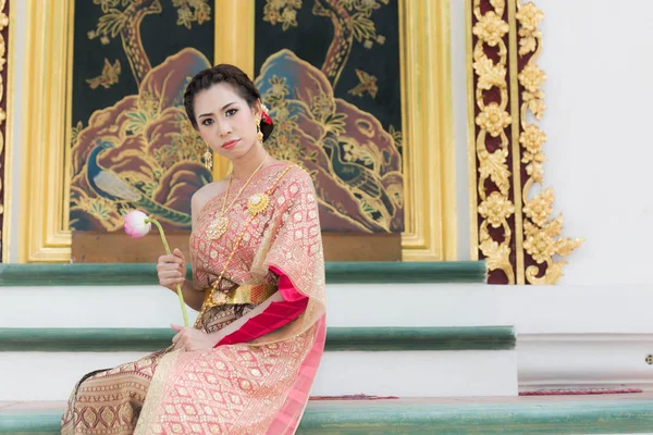 Schöne traditionelle thailändische Kleidung — Stockfoto