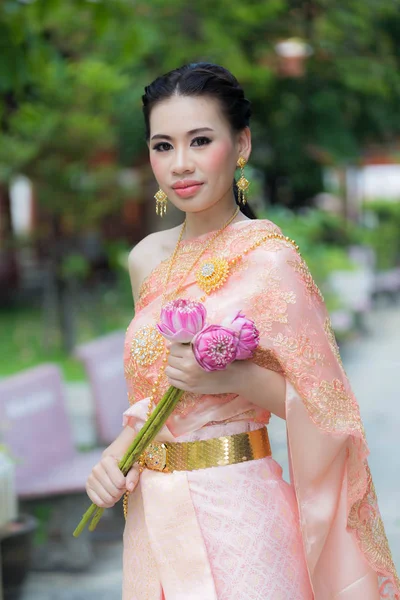 Schöne traditionelle thailändische Kleidung — Stockfoto