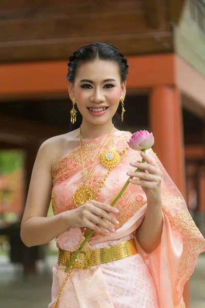 Красивая традиционная тайская одежда — стоковое фото