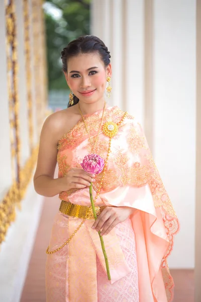 Beutiful vêtements traditionnels thaïlandais — Photo