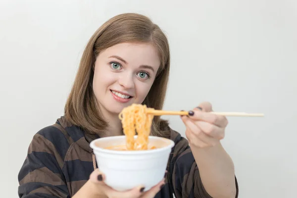 Jovem Caucasiana Mulher Comendo Macarrão Ramen Instantâneo Com Pauzinhos — Fotografia de Stock