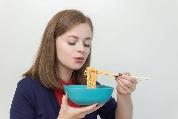 Jovem Caucasiana Mulher Comendo Macarrão Ramen Instantâneo Com Pauzinhos — Fotografia de Stock