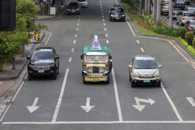 Manila, Filipinler - 30 Haziran 2017: Yoğun trafik, yoğun saatlerde Manila yolunda birçok araba