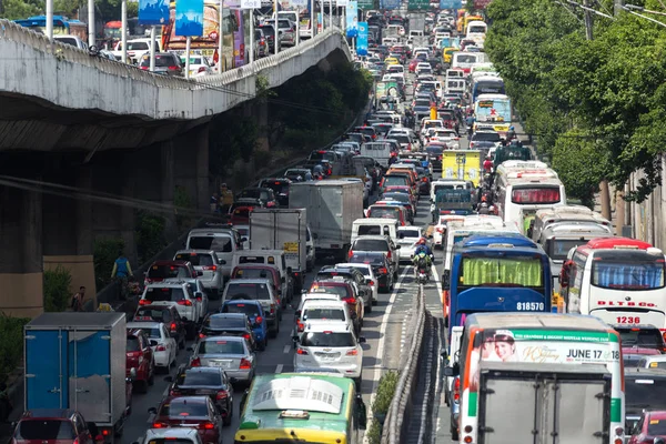 Manila, Filipinler - 30 Haziran 2017: Yoğun trafik, yoğun saatlerde Manila yolunda birçok araba
