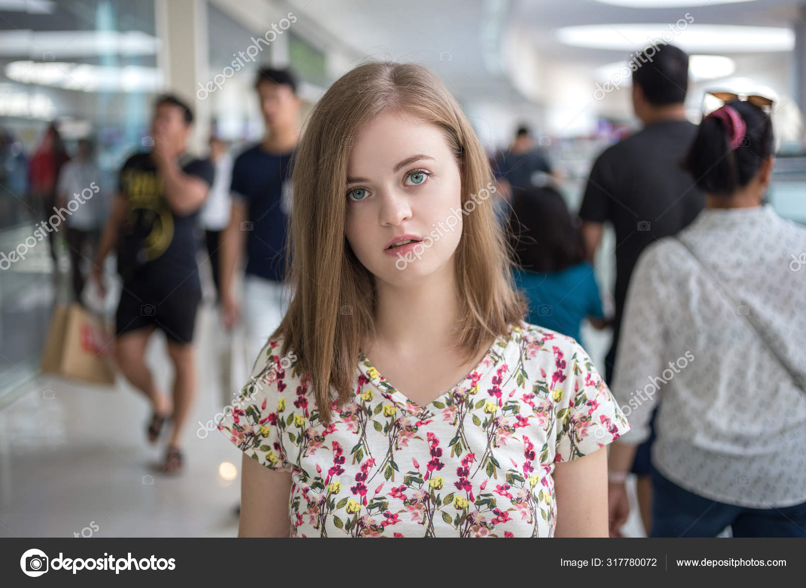 девушка выделяет. девушка с документами. девушка выделяет. встреча с любимым. девушка выделяет.