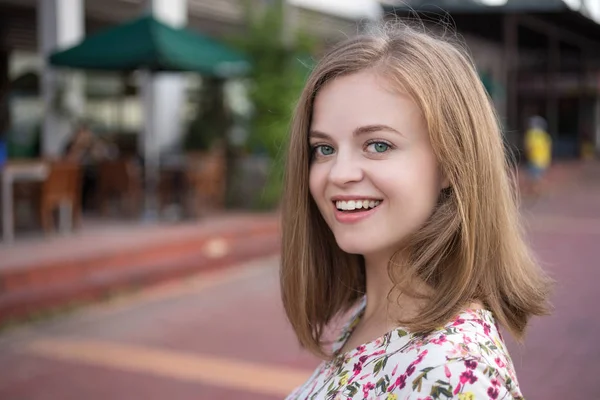 Retrato Sorrir Bonita Atraente Mulher Caucasiana Menina Camisa Florida — Fotografia de Stock