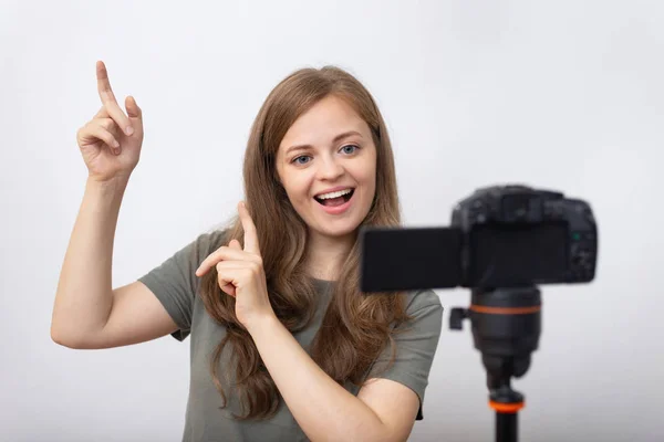 Sorrindo Jovem Caucasiano Menina Mulher Fazendo Blog Vídeo Vlog Com — Fotografia de Stock