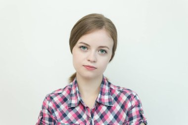 Kafası karışık, sinirli, hayal kırıklığına uğramış, sinirli bakışları olan beyaz bir kadın.