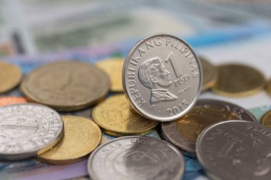 1000 Filipinli pezo ve madeni paranın nakit banknotu. Faturaları ödemek, ödeme prosedürü veya rüşvet, maaş.