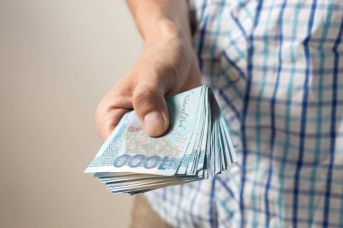 El ele tutuşup 1000 Filipin pezosu, ödeme prosedürü ya da rüşvet ve maaş veriyoruz.