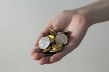 El ele tutuşmak Filipinlere peso vermek faturaları ödemek, ödeme prosedürü veya rüşvet, maaş, yoksulluk