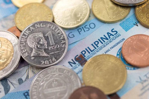 1000 Filipinli pezo ve madeni paranın nakit banknotu. Faturaları ödemek, ödeme prosedürü veya rüşvet, maaş.