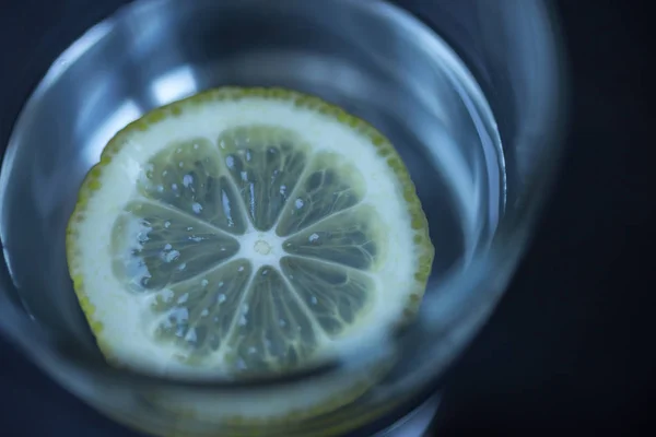 Slice Lemon Glass Water Black Close Macro — Stock Photo, Image
