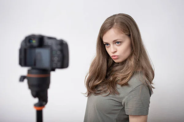 Mosolygó Fiatal Kaukázusi Lány Hogy Egy Videó Blog Vlog Kamerával — Stock Fotó
