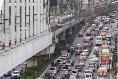 Manila, Filipinler - 20 Ocak 2020: Yoğun trafik, çok sayıda araba ve Edsa yolunda Mrt treni