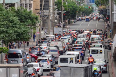 Manila, Filipinler - 20 Ocak 2020: Yoğun trafik, Edsa yolunda yoğun trafik