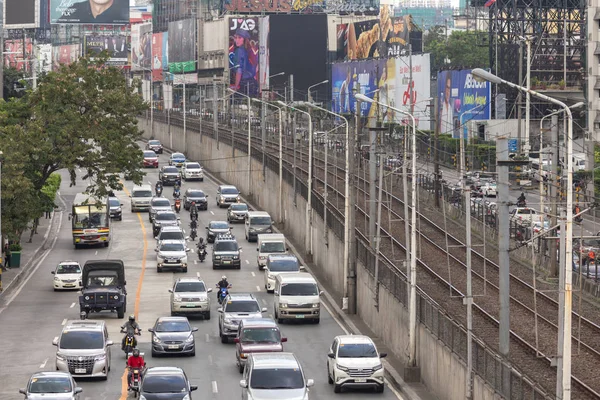 Manila, Filipinler - 20 Ocak 2020: Yoğun trafik, Edsa yolunda yoğun trafik