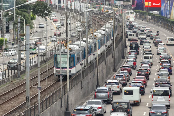Manila, Filipinler - 20 Ocak 2020: Yoğun trafik, çok sayıda araba ve Edsa yolunda Mrt treni