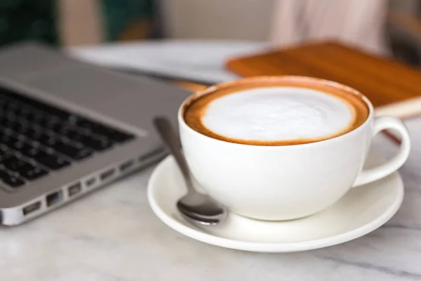 Filiżanka Kawy Laptop Dla Biznesu Stole Zbliżenie Makro — Zdjęcie stockowe