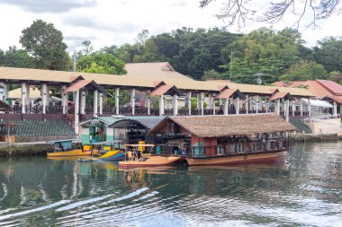 Bohol, Filipinler - 27 Ocak 2020 Loboc Nehri üzerinde yüzen açık büfe restoran gezisi
