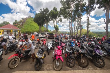 Bohol, Filipinler - 27 Ocak 2020: Birçok park edilmiş motosiklet Chocolate Hills yakınlarında