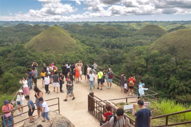 Bohol, Filipinler - 27 Ocak 2020: Birçok turist Chocolate Hills 'i ziyaret eder