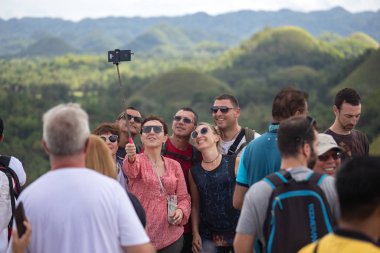 Bohol, Filipinler - 27 Ocak 2020: Birçok turist Chocolate Hills 'i ziyaret eder