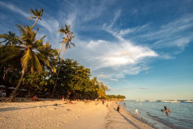 Panglao, Bohol, Filipinler - 27 Ocak 2020: Turistlerle Alona sahilinin güzel manzarası