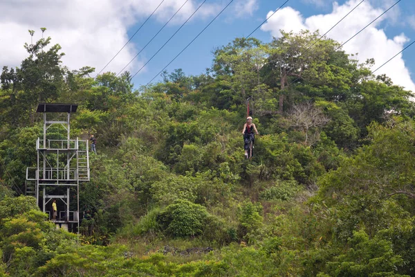 Bohol Philippinen Januar 2020 Frau Radelt Auf Seilrutsche Dschungel — Stockfoto