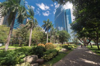 Metro Manila, Filipinler - 12 Şubat 2020: güneşli bir günde Ayala Şeytan Üçgeni bahçeleri ve Makati 'deki park