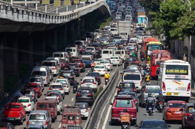 Manila, Filipinler - 12 Şubat 2020: Yoğun trafik, Edsa yolunda yoğun trafik