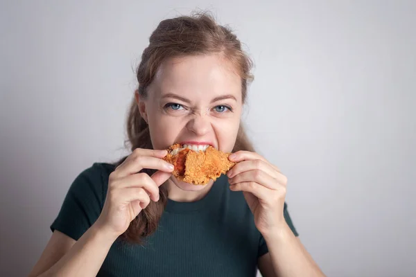 Sorrindo Jovem Caucasiano Menina Segurando Comer Frango Frito Batom — Fotografia de Stock