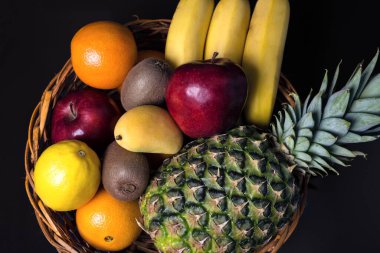 Tropik meyve sepeti tabağı, yakın çekim, üst manzara.