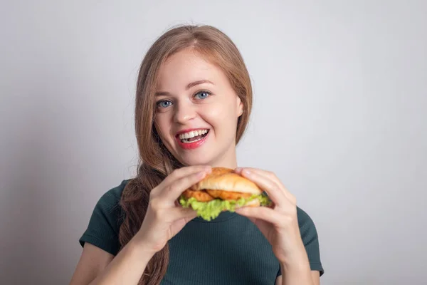 Sorrindo Jovem Caucasiano Menina Segurando Comer Frango Hambúrguer — Fotografia de Stock
