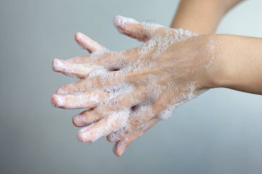 Köpüklü sabunla el yıkama, koronavirüse karşı koruma. Kapat.