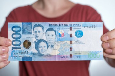 El bin Filipinler peso faturaları, ödeme prosedürü veya rüşvet, maaş ödeme nakit banknot tutan