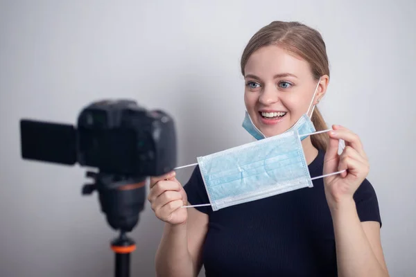 Sorrindo Jovem Caucasiana Mulher Usando Máscara Fazendo Blog Vídeo Vlog — Fotografia de Stock