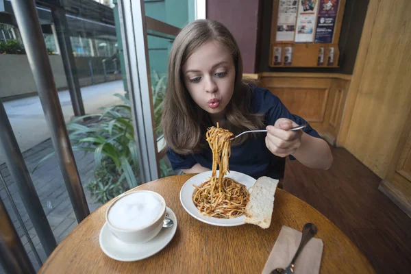 Jovem Caucasiano Menina Comendo Macarrão Italiano Com Expressão Facial Engraçada — Fotografia de Stock