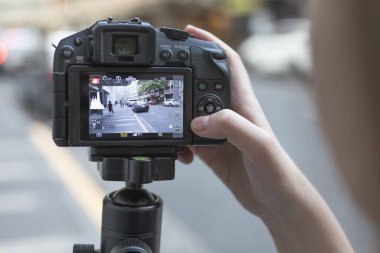 Manila, Filipinler - 8 Nisan 2018: DSLR kamera görüntüsü bir sokak yolunun fotoğrafını veya videosunu çekiyor, kapatın