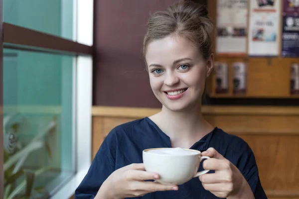 Bonita Sorridente Jovem Caucasiana Menina Segurando Xícara Branca Café Café — Fotografia de Stock