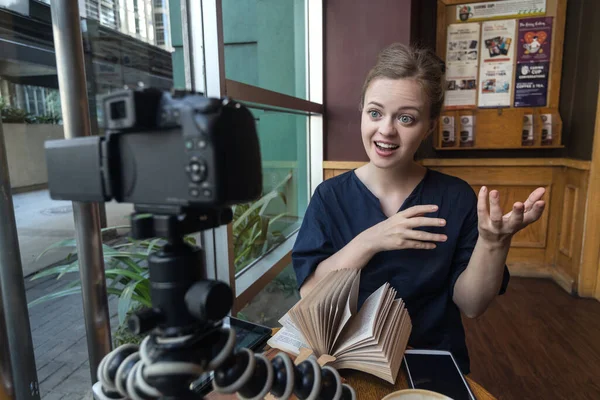 Sorrindo Jovem Caucasiano Menina Mulher Fazendo Blog Vídeo Vlog Com — Fotografia de Stock