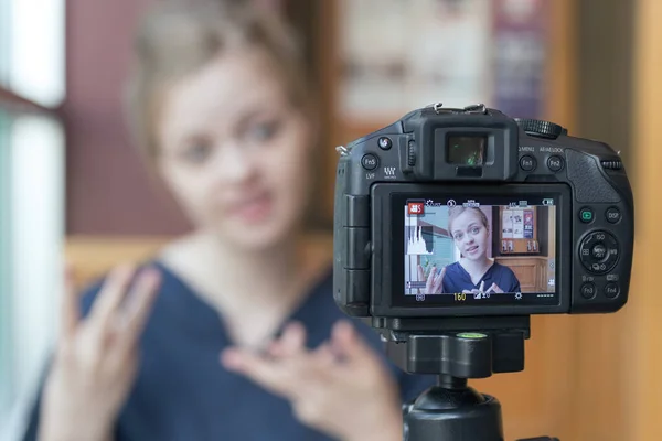 若いです白人女の子の笑顔ビデオブログ Vlog とともにカメラでA Caf — ストック写真